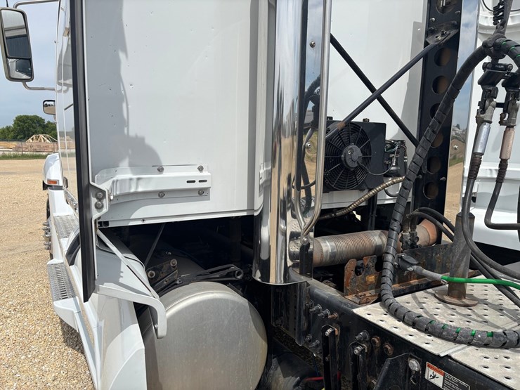 2020-western-star-5700xe-image-14