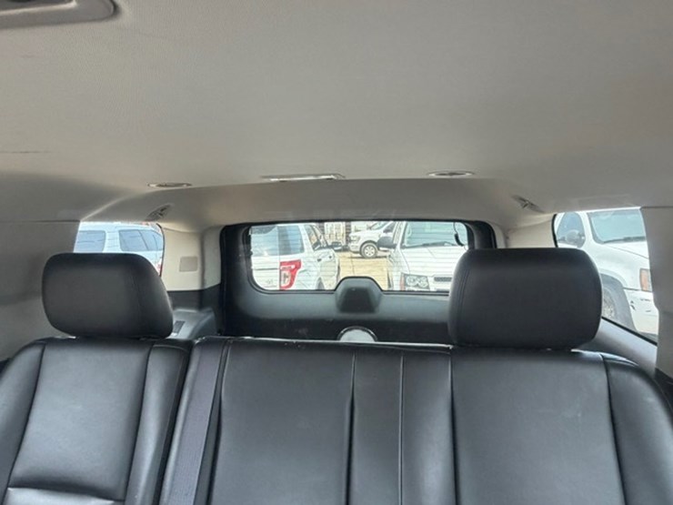 2011-chevrolet-tahoe-image-17