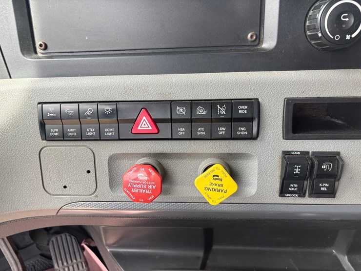 2022-freightliner-cascadia-126-image-58