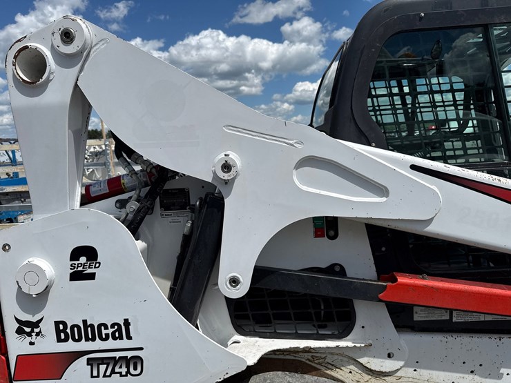 2020-bobcat-t740-image-25