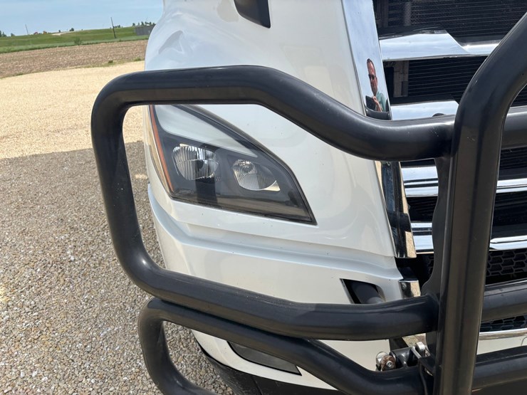 2021-freightliner-cascadia-126-image-25