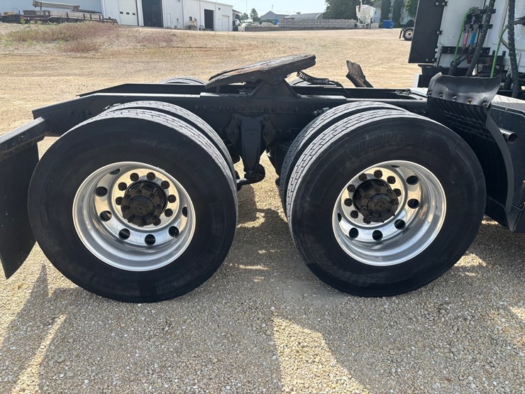 2022-freightliner-cascadia-126-image-124