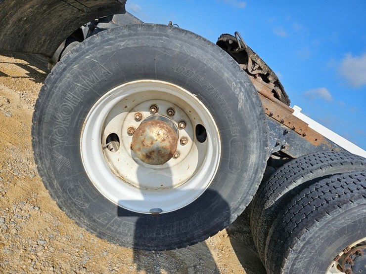 2002-freightliner-fld112-image-51