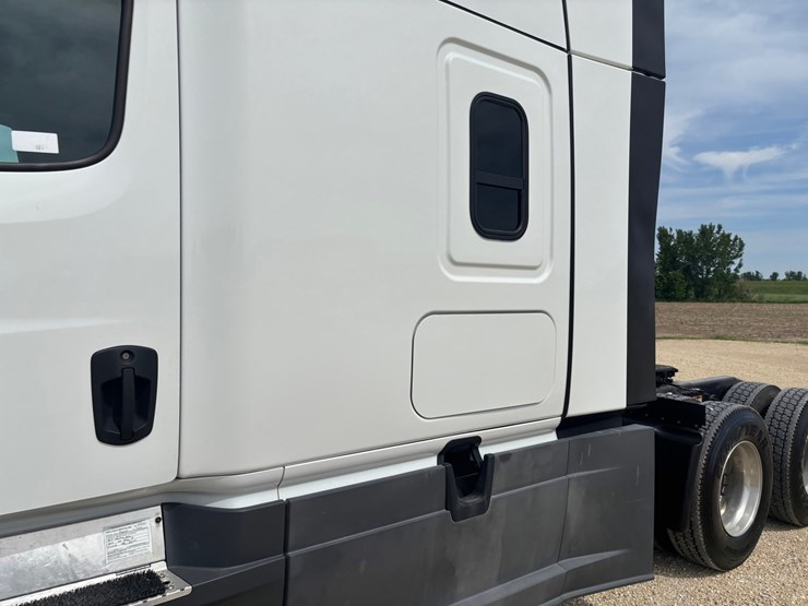 2021-freightliner-cascadia-126-image-12