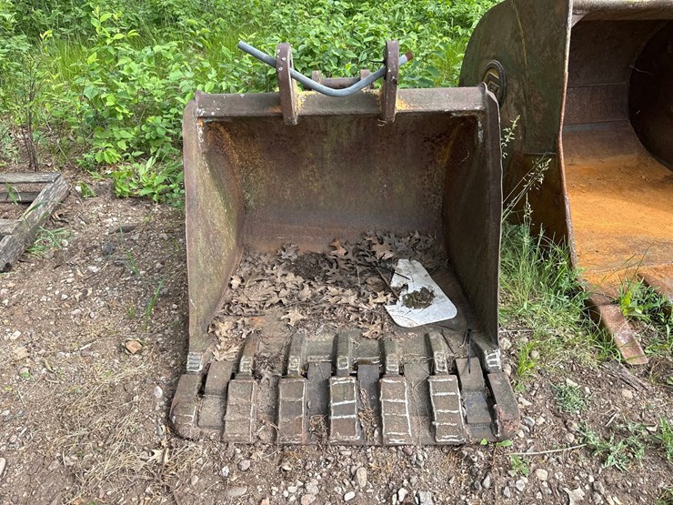 #1769-•-approx-36"-excavator-bucket-image-2