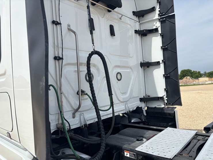 2021-freightliner-cascadia-126-image-15