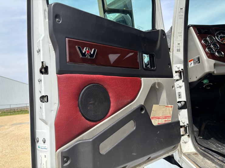 2020-western-star-5700xe-image-51