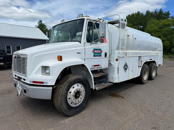#1361-•-1995-freightliner-fuel-truck-image-1