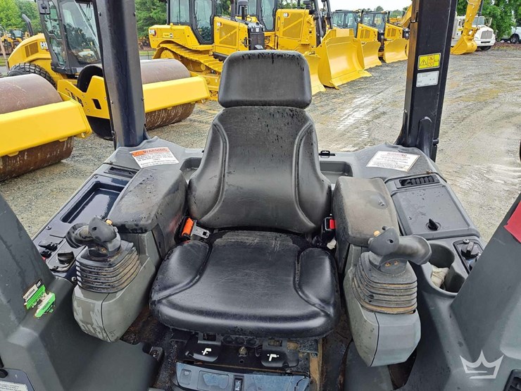 2020-caterpillar-d1-image-35