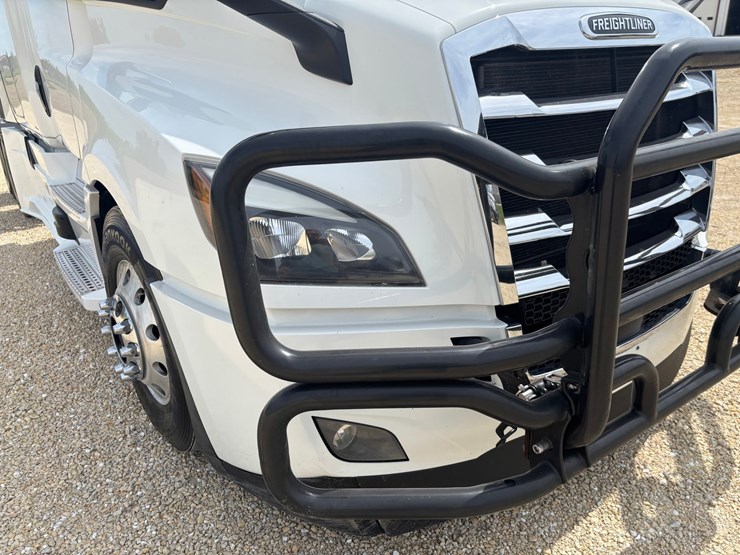2021-freightliner-cascadia-126-image-26