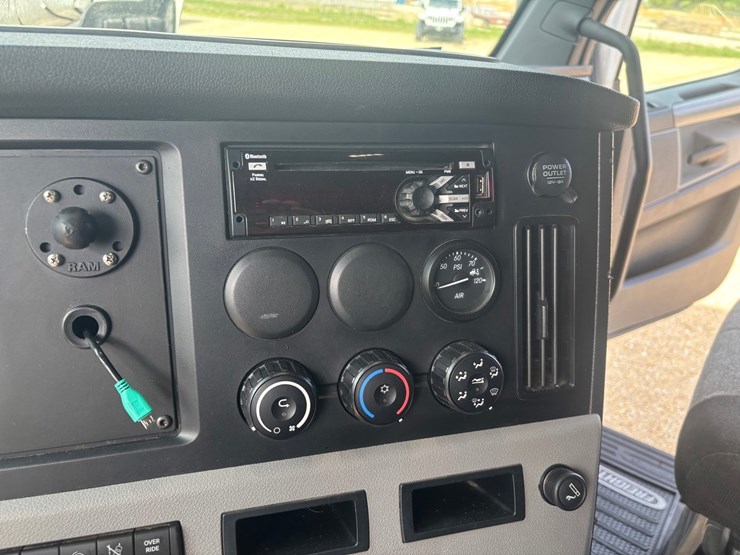 2022-freightliner-cascadia-126-image-61