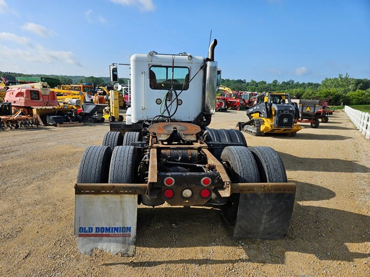 2001-freightliner-fld120-image-5