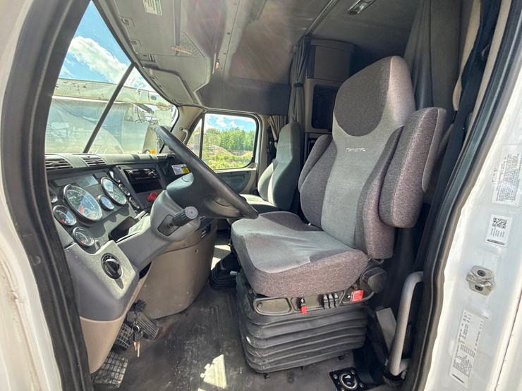 #60944-•-2016-freightliner-125-sleeper-cab-truck-tractor-image-67