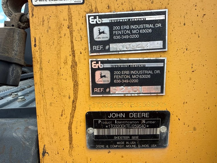 2015-deere-320e-image-55