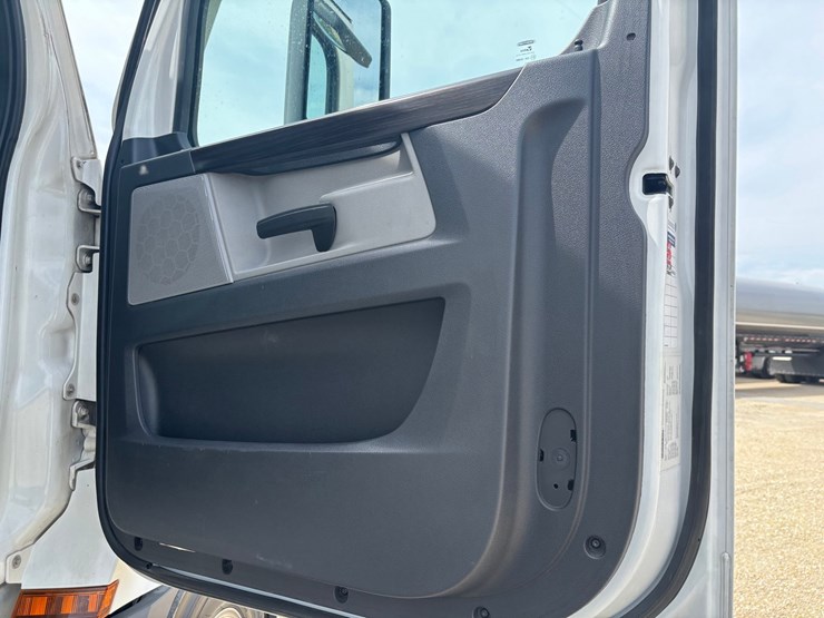 2021-freightliner-cascadia-126-image-44