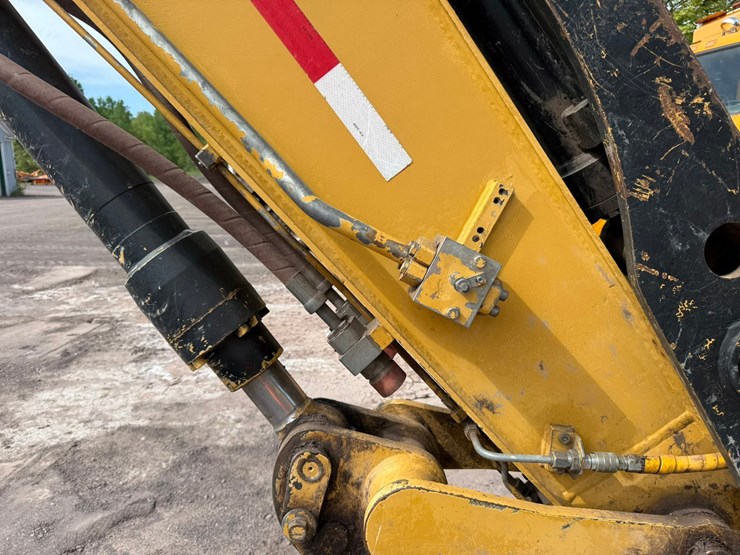 caterpillar-m318-image-17