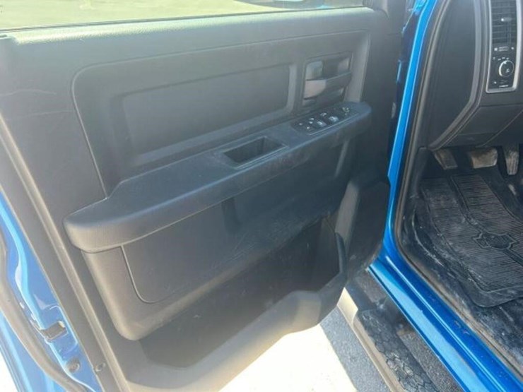 2021-ram-1500-classic-image-25