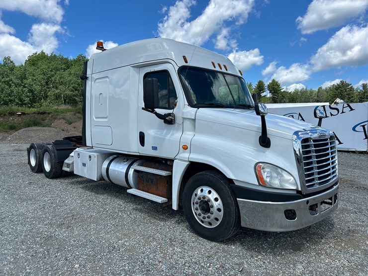 #60944-•-2016-freightliner-125-sleeper-cab-truck-tractor-image-7