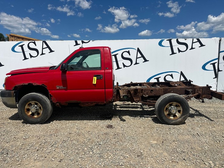 2005-chevrolet-3500-image-2