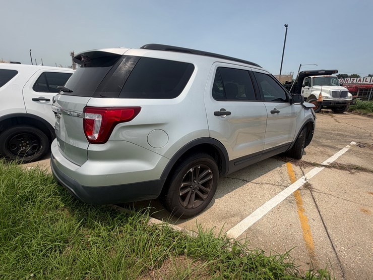 2017-ford-explorer-image-3