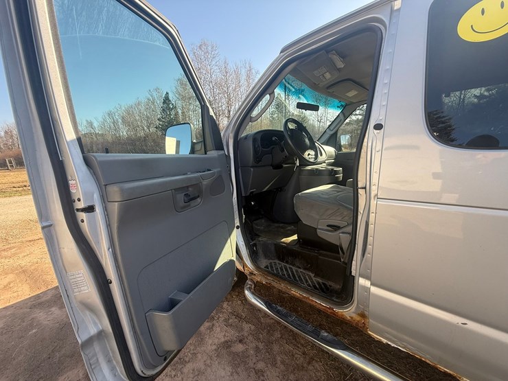 2008-ford-e350-xlt-image-25