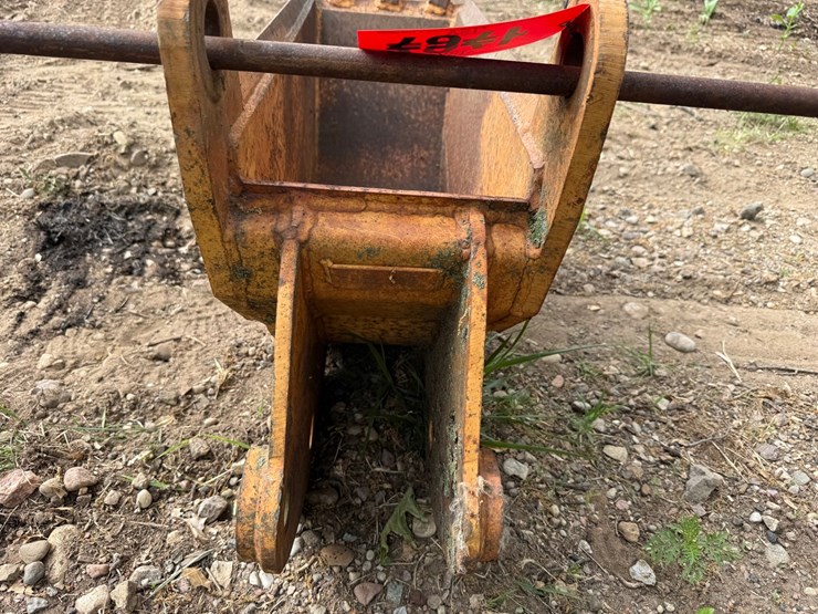 #1767-•-approx-12"-excavator-bucket-image-5