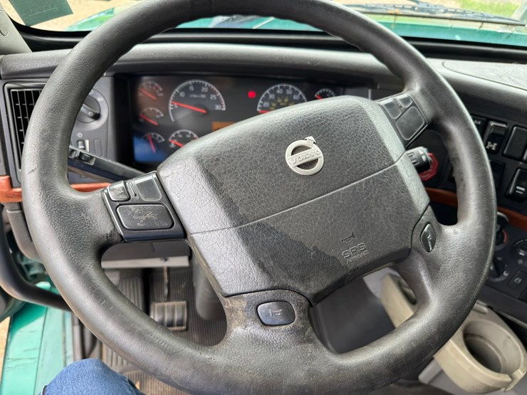 #1858-•-2007-volvo-10th-anniversary-series-sleeper-cab-truck-tractor-image-43