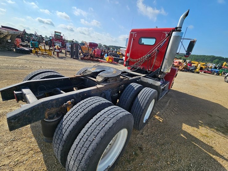 2002-freightliner-fld112-image-6