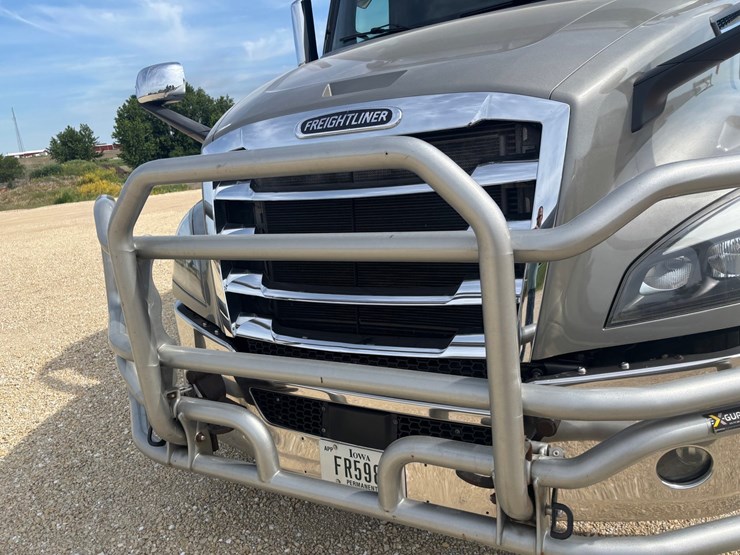 #2164-•-2022-freightliner-cascadia-pt126slp-sleeper-cab-truck-tractor-image-23