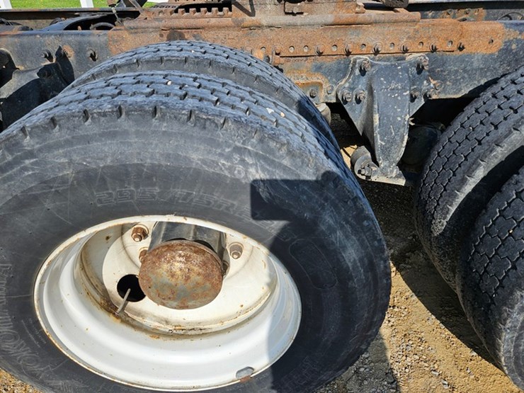 2002-freightliner-fld112-image-47