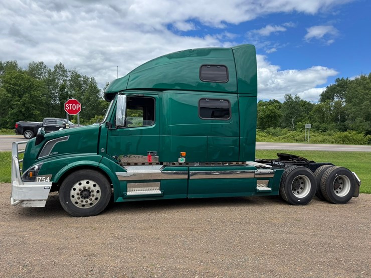 #1858-•-2007-volvo-10th-anniversary-series-sleeper-cab-truck-tractor-image-2