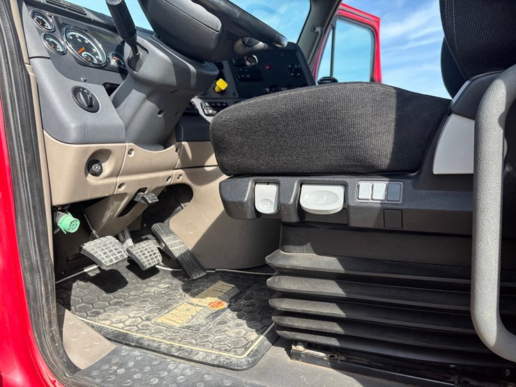 2017-freightliner-cascadia-125-image-45