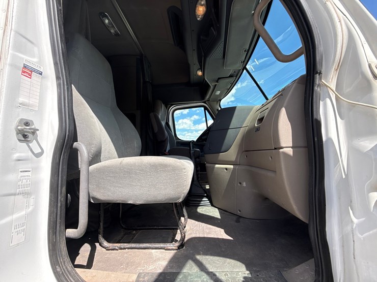 #60944-•-2016-freightliner-125-sleeper-cab-truck-tractor-image-65