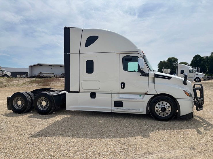 2021-freightliner-cascadia-126-image-4