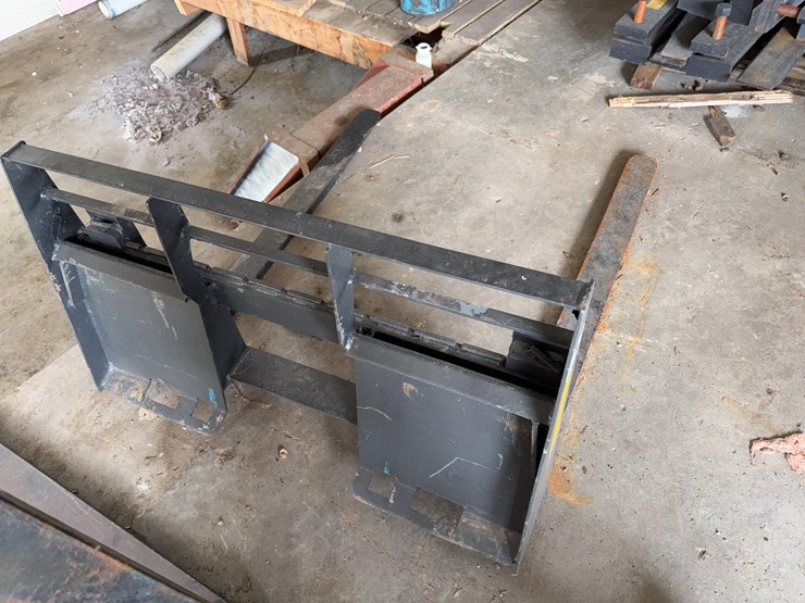 attachments-international-skidsteer-forks-image-2