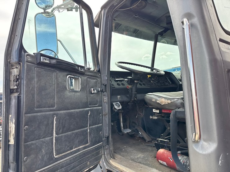 #60835-•-1991-volvo-/-gm-white-tandem-axle-storm-truck-image-67