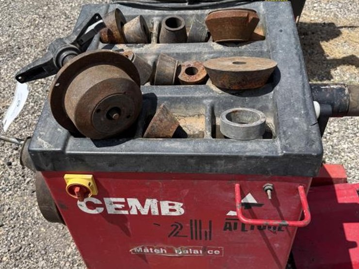 #63-•-cemb-c-211-tire-balancer-machine-image-4