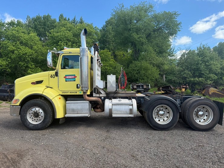 #1362-•-2010-peterbilt-day-cab-truck-tractor-image-2