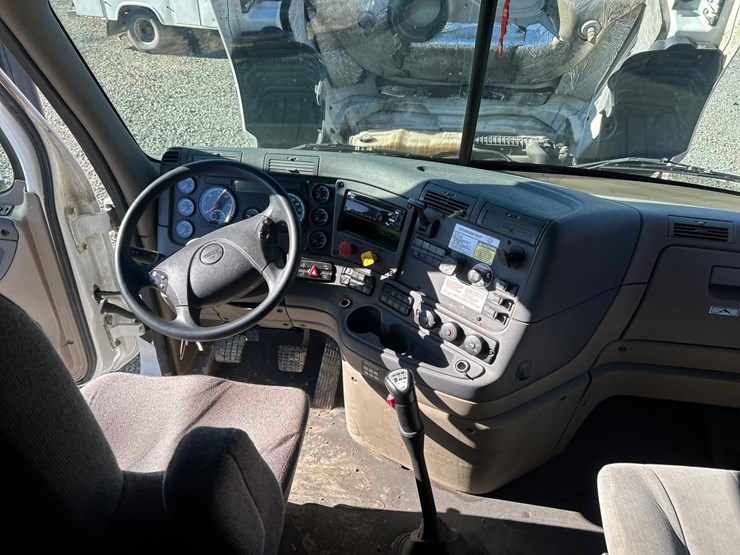 2017-freightliner-cascadia-125-image-90
