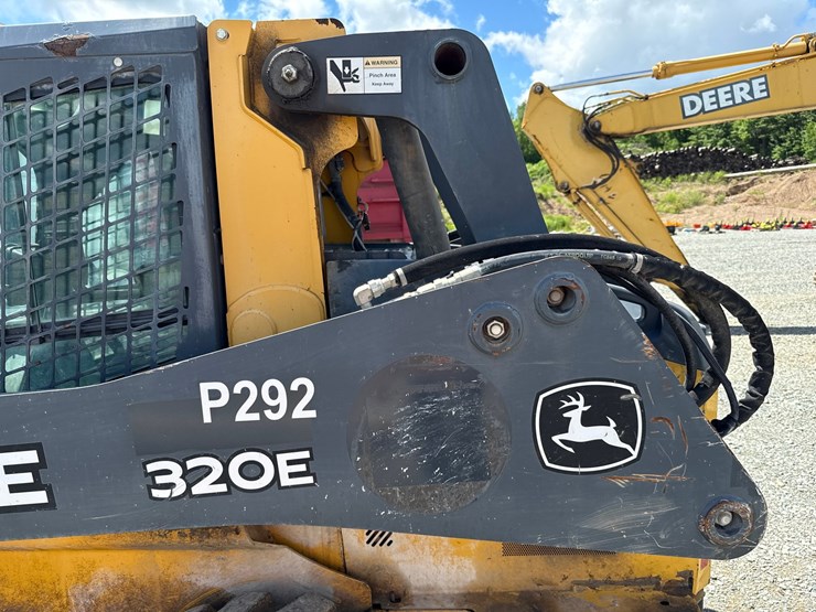2015-deere-320e-image-19