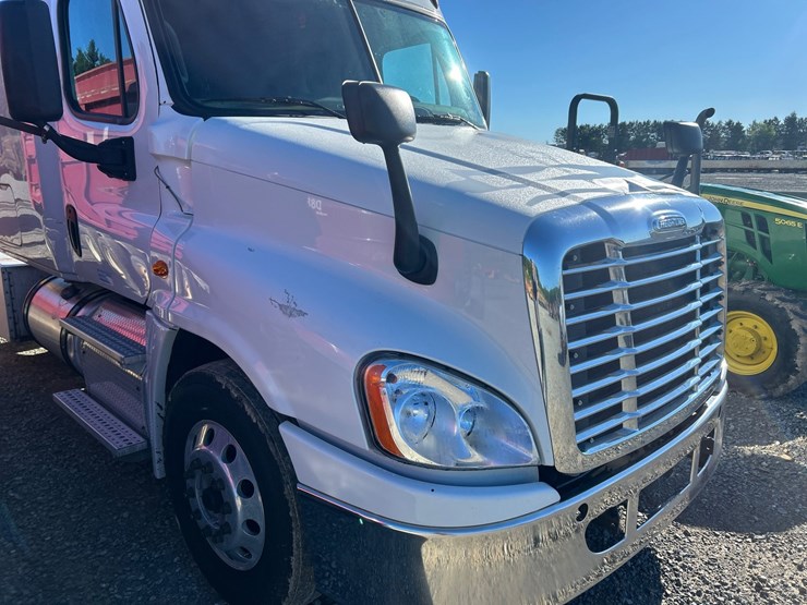 2017-freightliner-cascadia-125-image-10