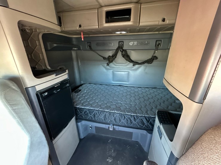 2017-freightliner-cascadia-125-image-83