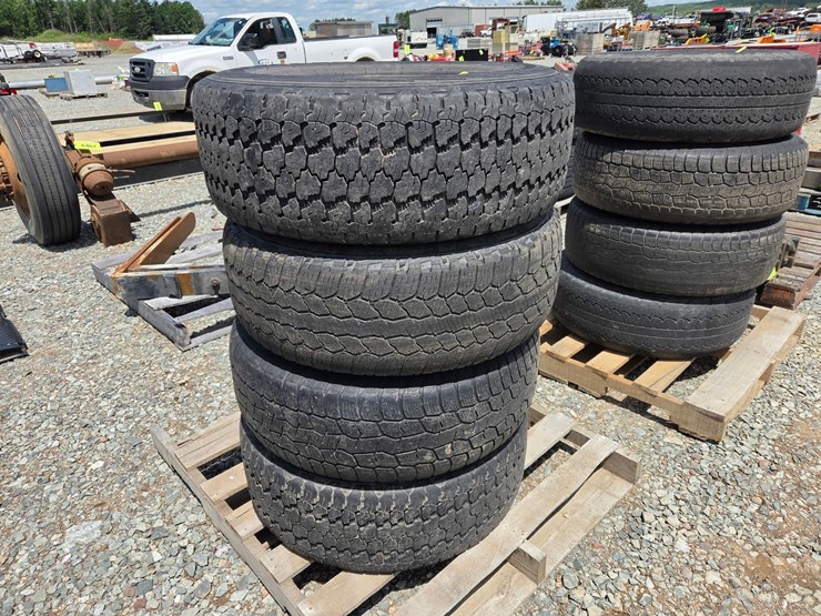#6471-•-(4)-goodyear-wrangler-275/70r17-tires-w/rims-image-3