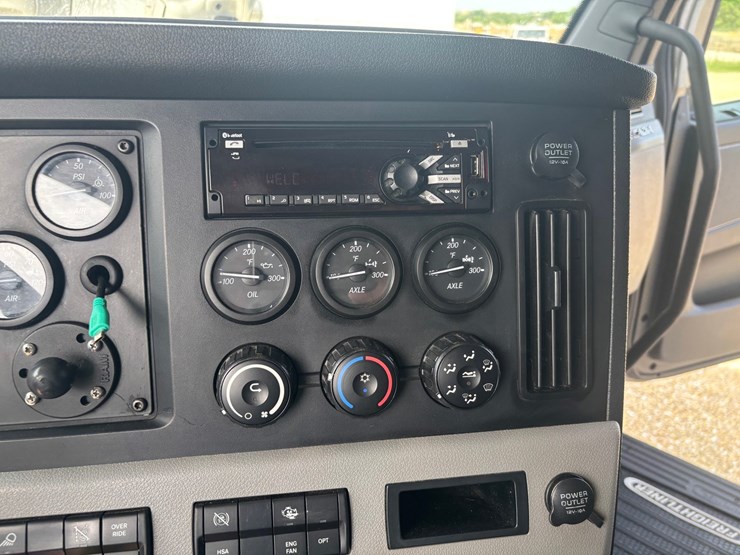 #2164-•-2022-freightliner-cascadia-pt126slp-sleeper-cab-truck-tractor-image-61