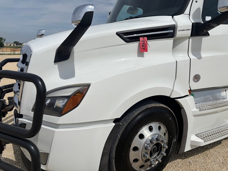 2021-freightliner-cascadia-126-image-7
