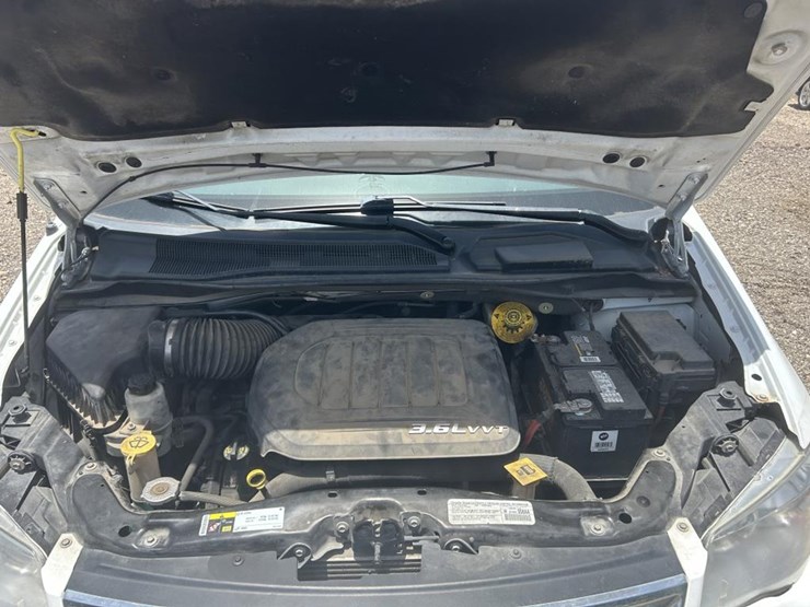2014-chrysler-town-&-country-image-21