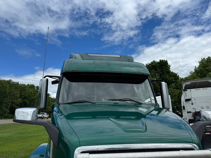 #1858-•-2007-volvo-10th-anniversary-series-sleeper-cab-truck-tractor-image-18