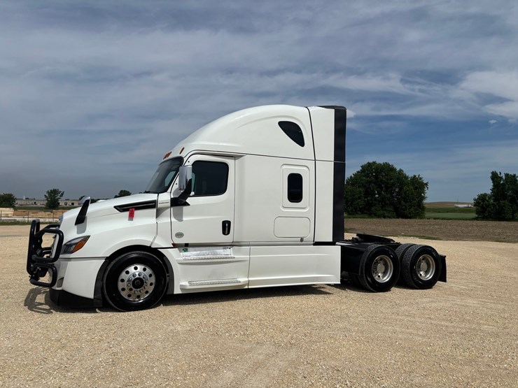 2021-freightliner-cascadia-126-image-1