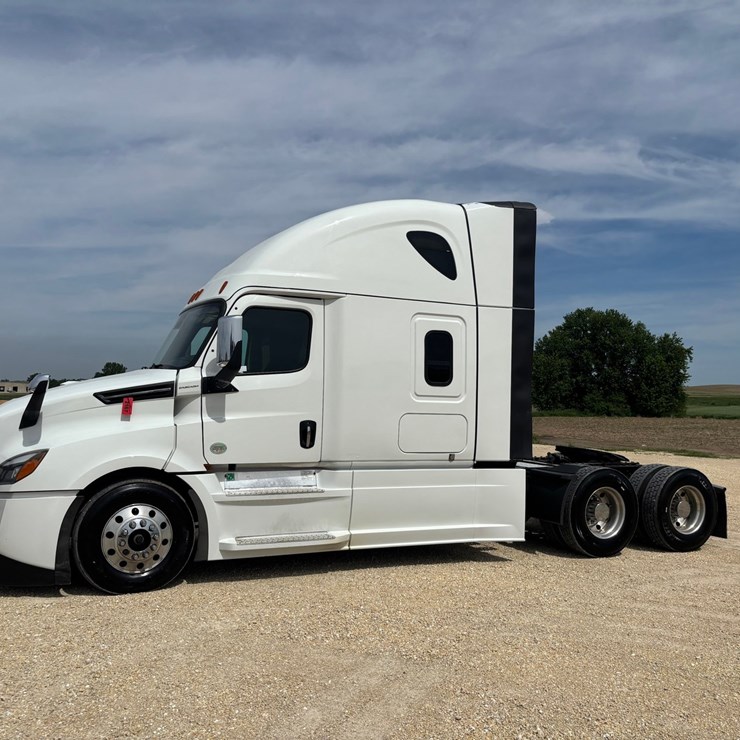 2021 FREIGHTLINER CASCADIA 126