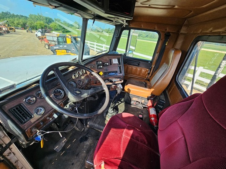 2001-freightliner-fld120-image-31